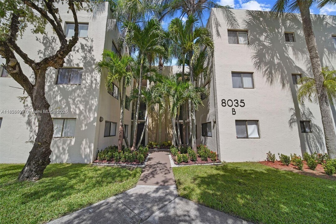 8035 SW 107th Ave in Miami, FL - Building Photo
