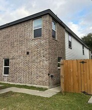 5616 Hollow Pines Dr in Houston, TX - Building Photo - Building Photo
