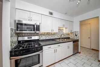 5300 Carriage Way Dr in Rolling Meadows, IL - Building Photo - Building Photo