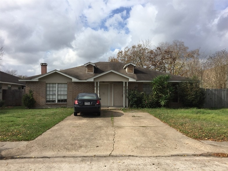 11023 Crinkleawn Dr in Houston, TX - Building Photo