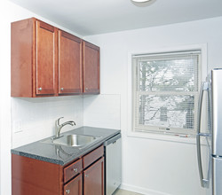 Karen Gardens in Bloomfield, NJ - Building Photo - Interior Photo