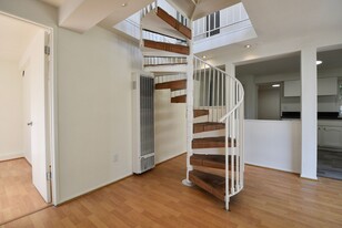 314 W Mission St, Unit 14F in Santa Barbara, CA - Building Photo - Building Photo