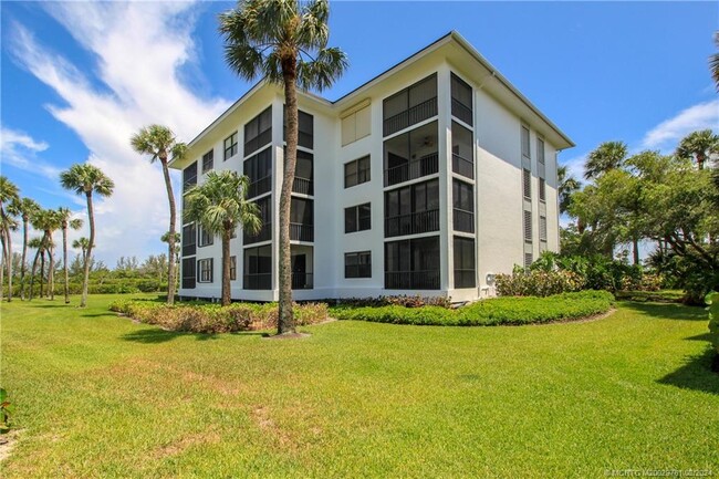 330 NE Edgewater Dr in Stuart, FL - Foto de edificio - Building Photo