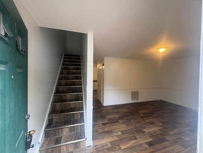 121 Carriage Pl, Unit Apt 4