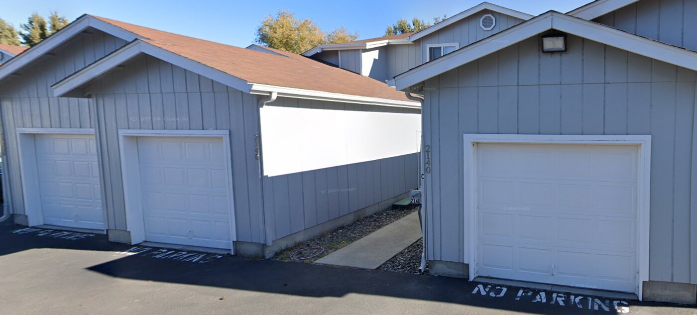 2140 SW Canyon Dr in Redmond, OR - Building Photo
