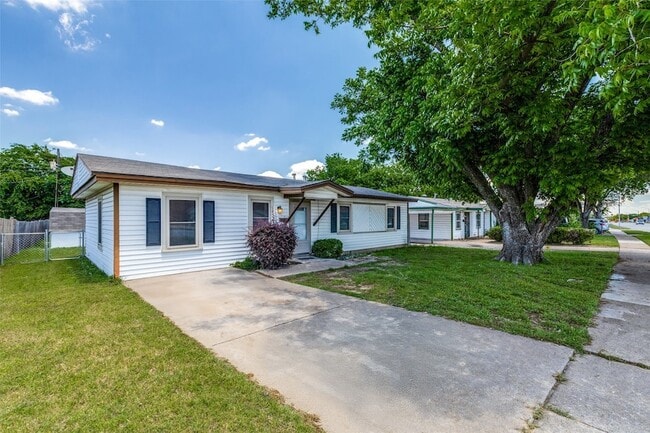 5241 E Berry St in Fort Worth, TX - Building Photo - Building Photo