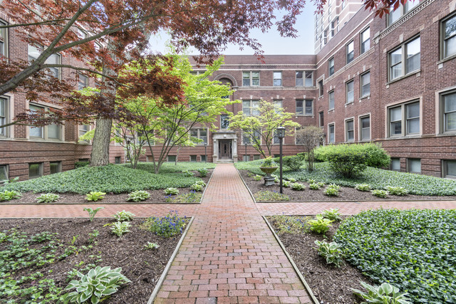 Discover Comfortable Living at Barry Quad! in Chicago, IL - Building Photo