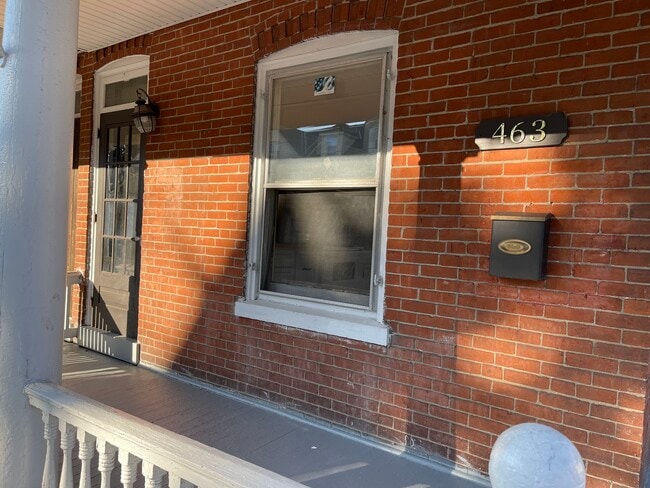 463 E Broad St, Unit B in Quakertown, PA - Foto de edificio - Building Photo