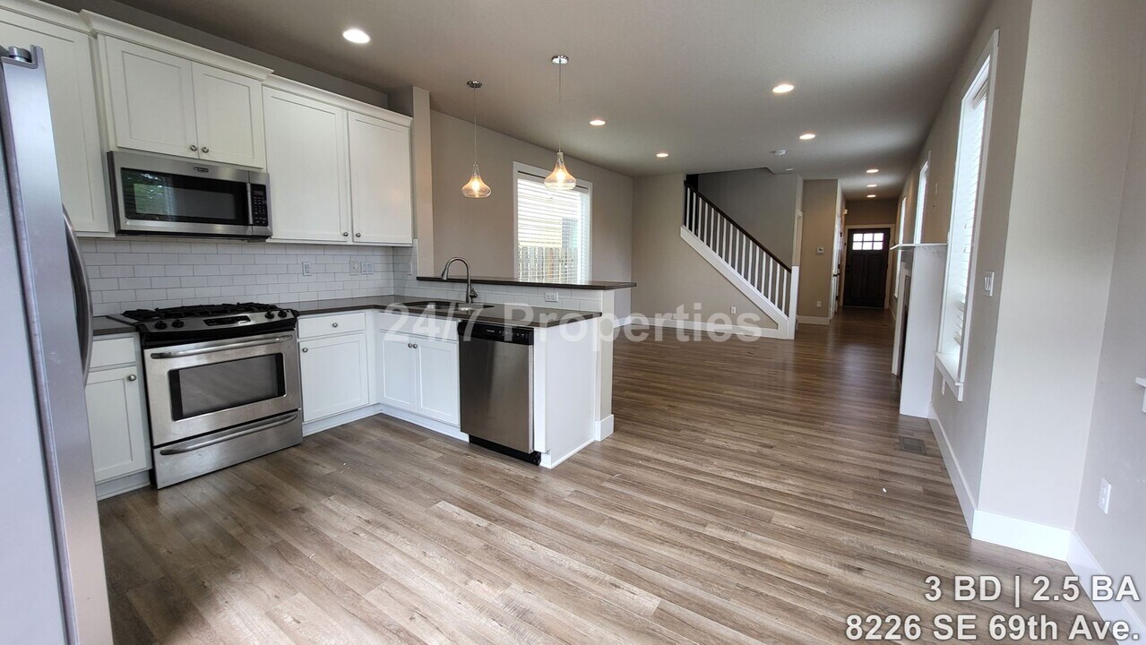 8226 SE 69th Ave in Portland, OR - Building Photo