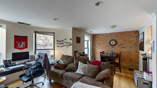 78 Gainsborough St, Unit 203E