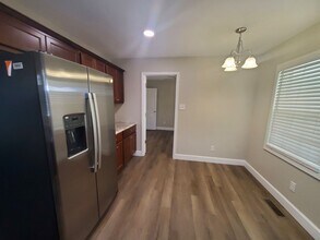 1208 Hillsboro St in Fayetteville, NC - Building Photo - Building Photo