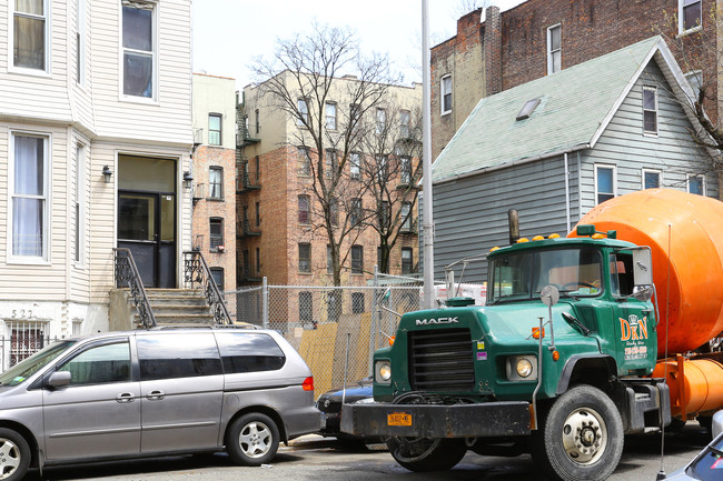 525 W 173rd St in New York, NY - Foto de edificio - Building Photo