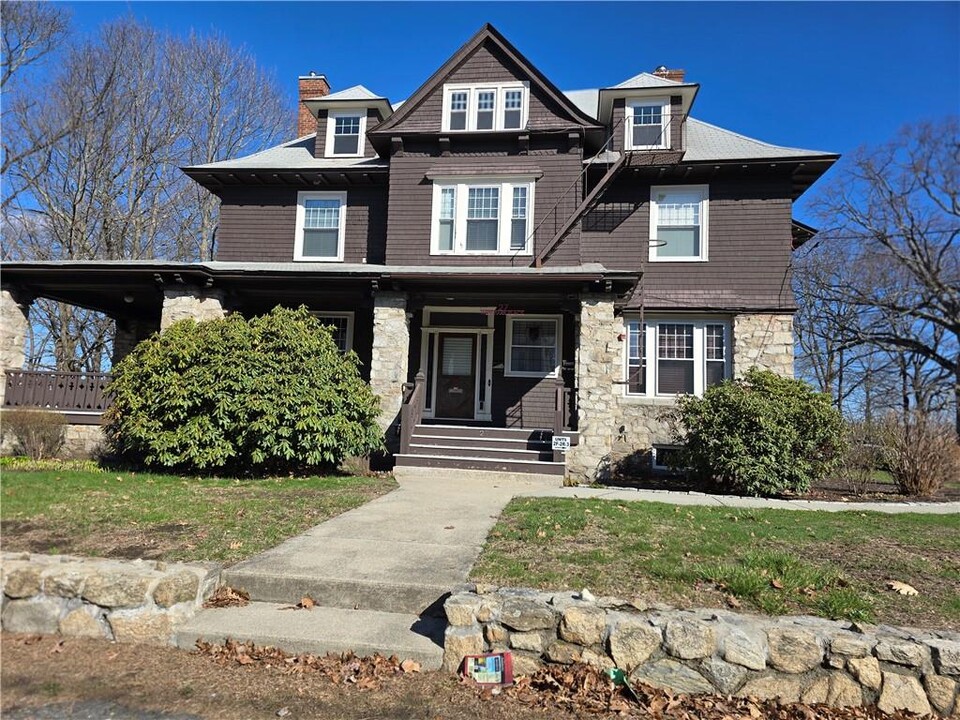 27 W Park Pl in Woonsocket, RI - Foto de edificio