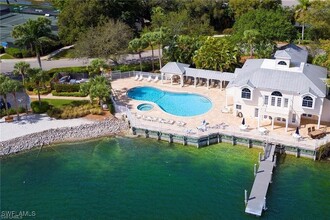 2608 Sailors Way in Naples, FL - Foto de edificio - Building Photo