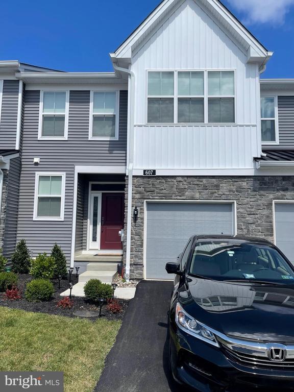 property at 607 Mockernut Ct