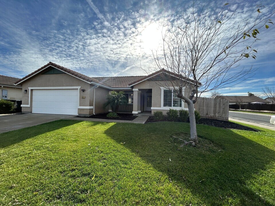 2021 W Hampton Dr in Hanford, CA - Building Photo