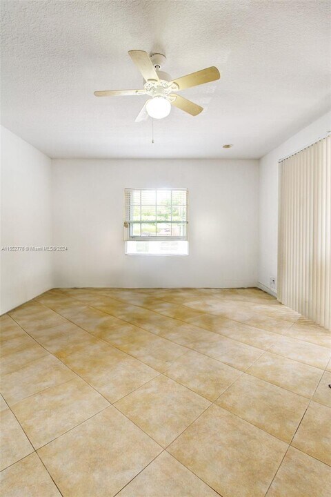 6130 W 19th Ave, Unit 4 in Hialeah, FL - Building Photo