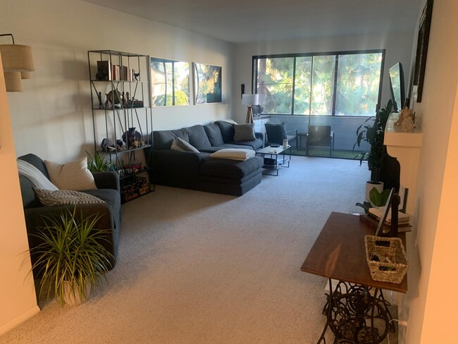 310 Tahiti Way, Unit 204 in Marina Del Rey, CA - Building Photo - Building Photo