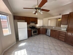 3803 Cocina Ln in Palmdale, CA - Foto de edificio - Building Photo