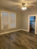 527 Cedar St in San Antonio, TX - Building Photo
