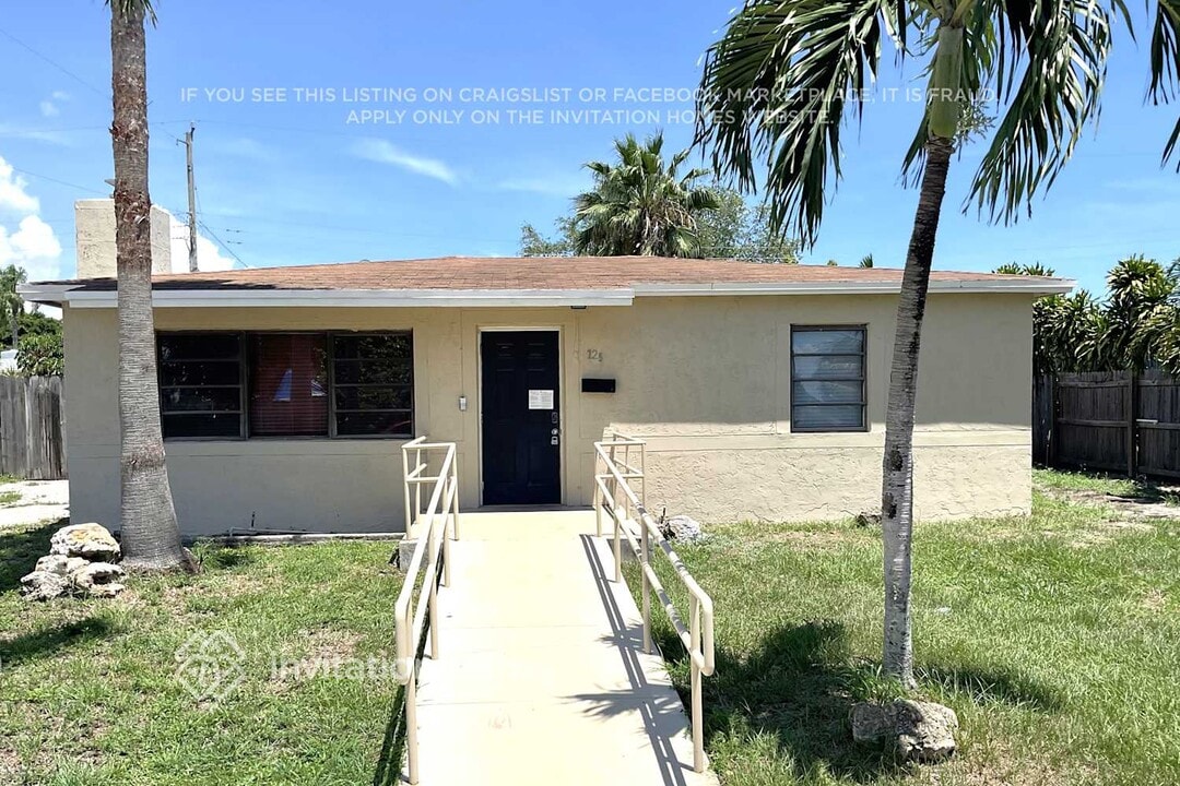725 Caddie Pl in West Palm Beach, FL - Building Photo