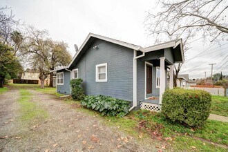 1229 Orange Ave in Redding, CA - Foto de edificio - Building Photo