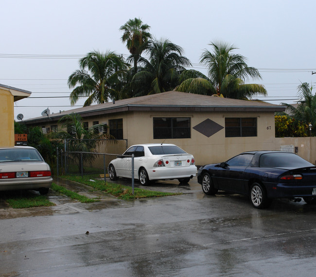 59-67 W 10th St in Hialeah, FL - Foto de edificio - Building Photo