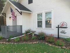 property at 905 N Center St