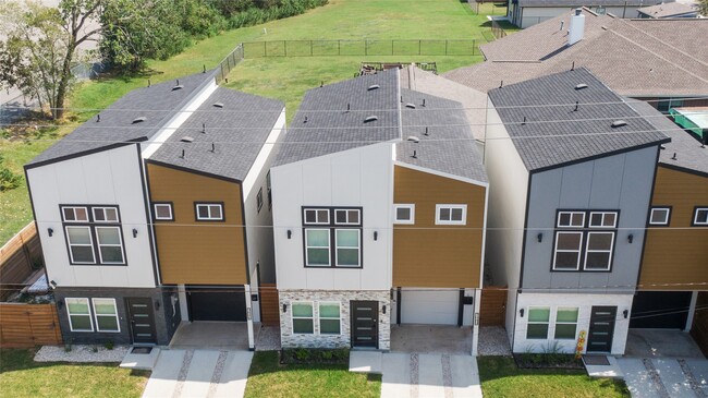 7089 Tierwester St in Houston, TX - Building Photo - Building Photo