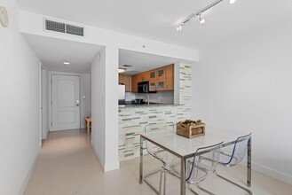 2101 Brickell Ave, Unit 1411 in Miami, FL - Foto de edificio - Building Photo