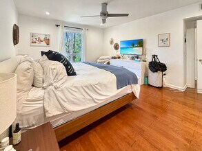 1262 S Barrington Ave, Unit 201 in Los Angeles, CA - Building Photo - Building Photo