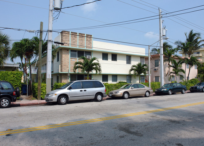 8320 Byron Ave in Miami Beach, FL - Building Photo - Building Photo