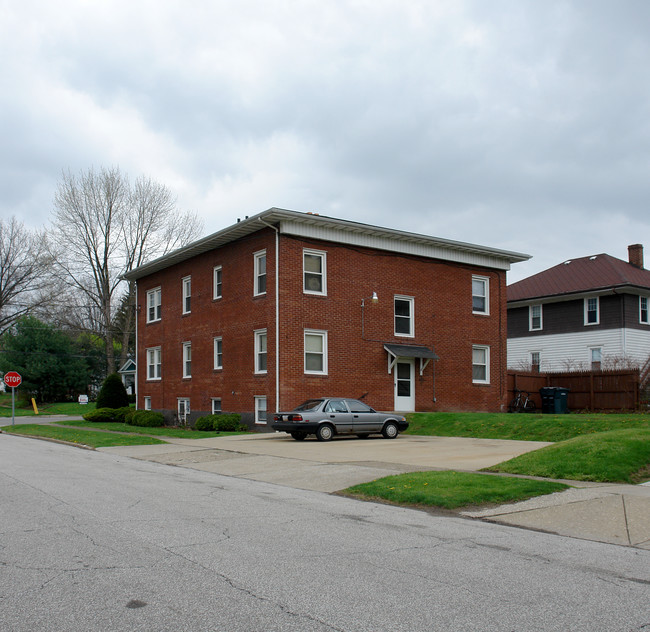 305 Chestnut Blvd in Cuyahoga Falls, OH - Building Photo - Building Photo