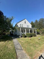 6 Orchard Ave, Unit 2 in Barrington, RI - Building Photo