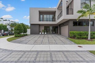 7440 NW 100th Ct in Doral, FL - Building Photo