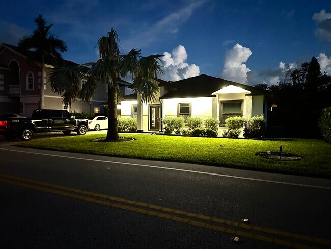 10990 Goodwin St in Bonita Springs, FL - Building Photo - Building Photo