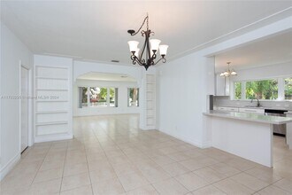 2121 N Greenway Dr in Coral Gables, FL - Building Photo - Building Photo