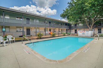 Robinson Manor Apartments in Universal City, TX - Building Photo - Building Photo