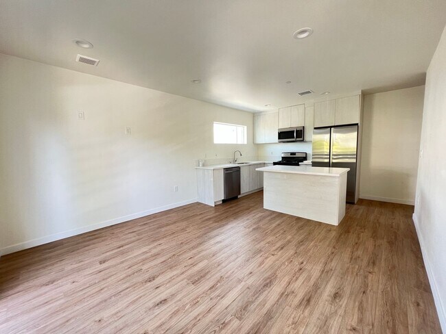 2416 Carmona Ave, Unit 2416 in Los Angeles, CA - Building Photo - Building Photo