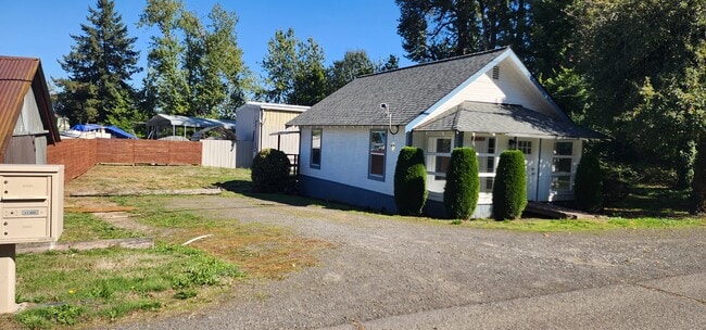 12902 NW Marina Way in Portland, OR - Foto de edificio - Building Photo