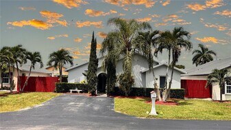 24980 SW 127th Ct, Unit 523 in Homestead, FL - Building Photo