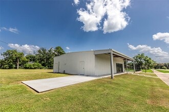425 E Obryant St in Bellville, TX - Building Photo - Building Photo