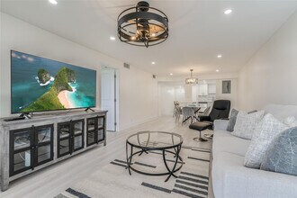 411 S Hollybrook Dr in Pembroke Pines, FL - Foto de edificio - Building Photo