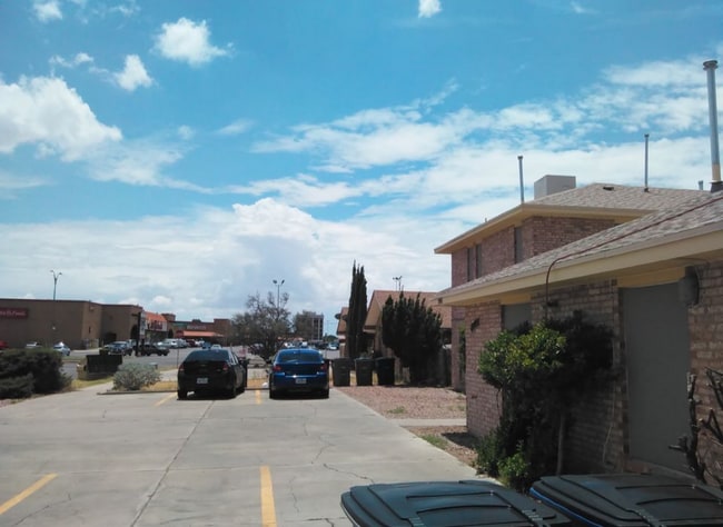 2001 Amy Sue Dr in El Paso, TX - Foto de edificio - Building Photo