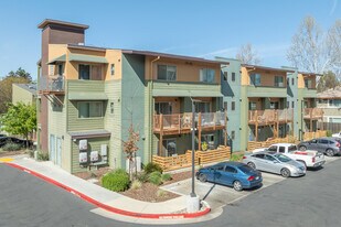 Creekside Davis Apartments in Davis, CA - Building Photo