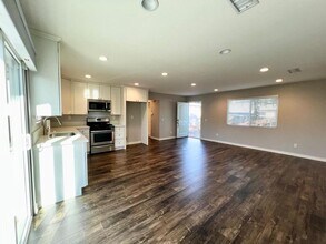 13971 Weidner St in Los Angeles, CA - Foto de edificio - Building Photo