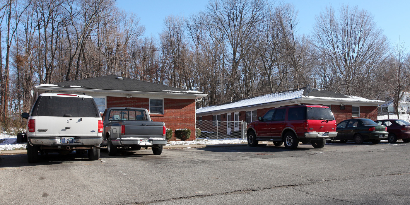 765 Riverside Dr in Greenwood, IN - Foto de edificio