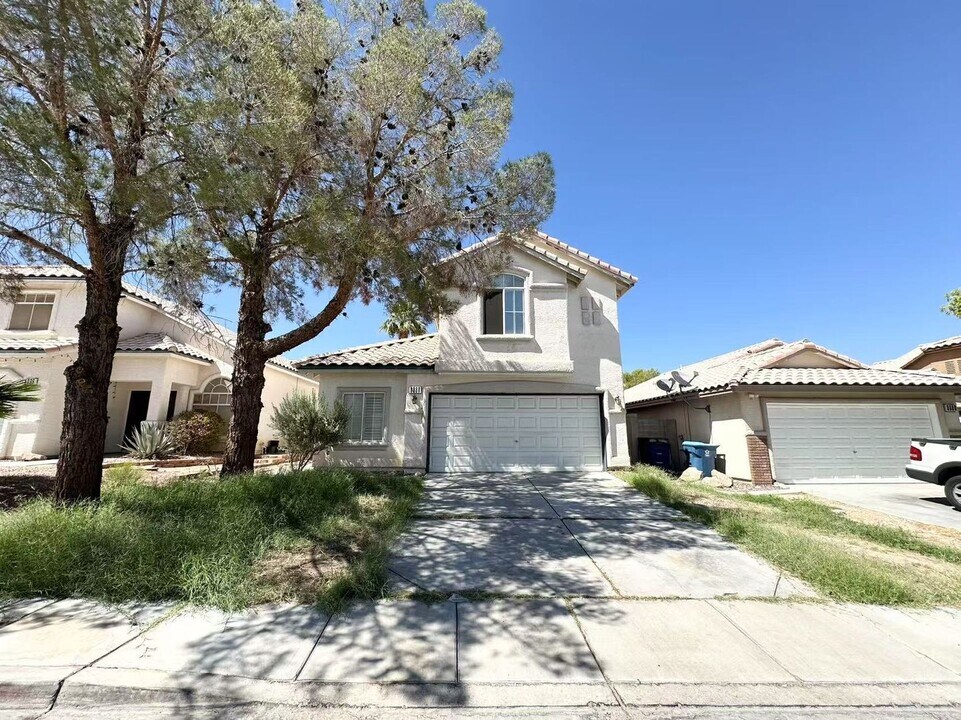 8088 Dinsmore Dr in Las Vegas, NV - Building Photo