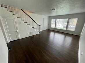 7139 Linden St in Houston, TX - Foto de edificio - Building Photo