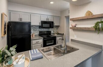 Sofia Apartments in Tempe, AZ - Foto de edificio - Building Photo